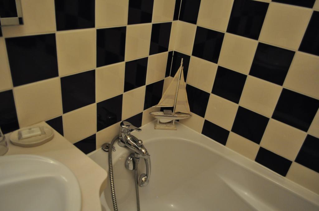 Le Chateau Des Ormes Bed & Breakfast Lambersart Bilik gambar